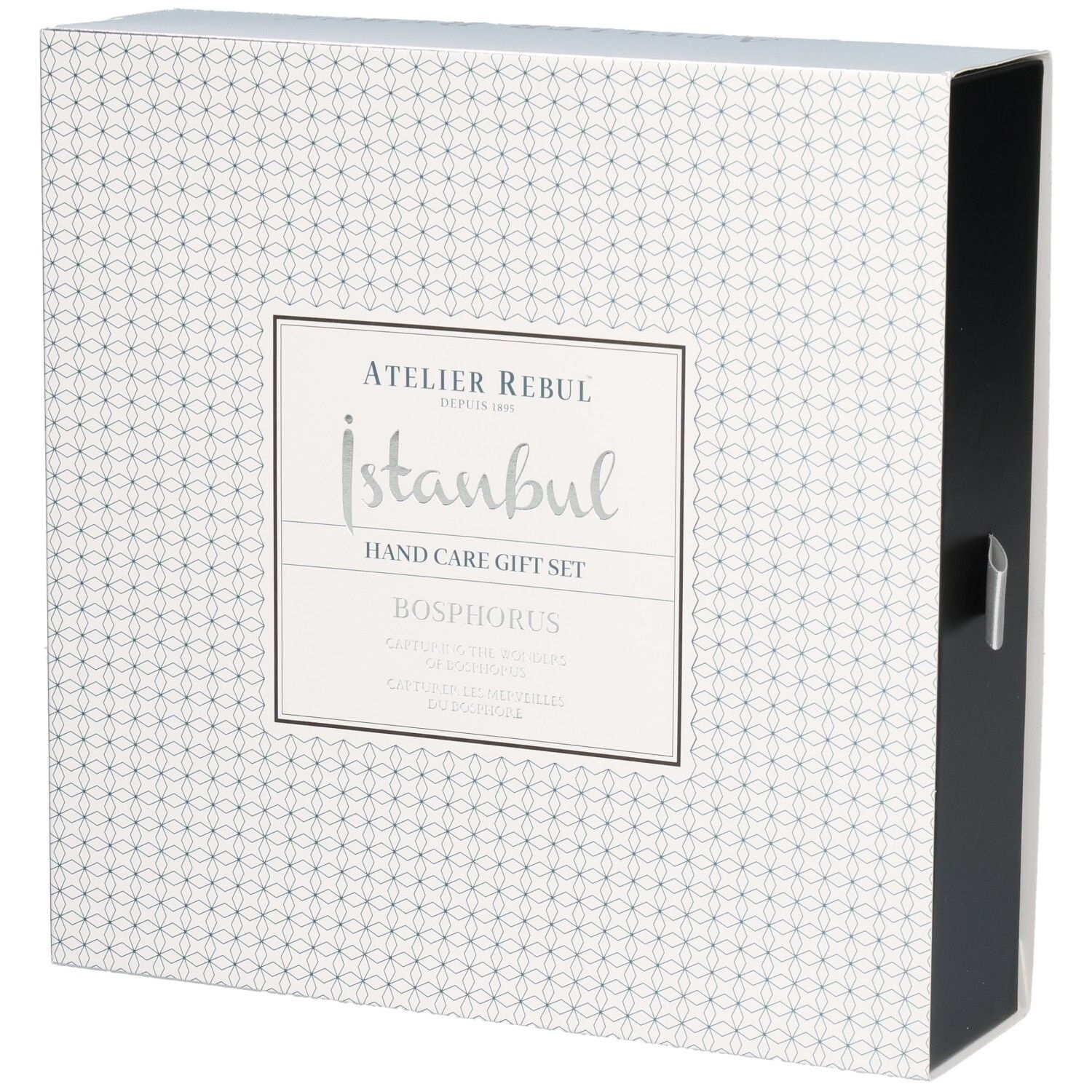 Emballage d'un coffret cadeau pour les mains avec motif géométrique et écriture argentée.