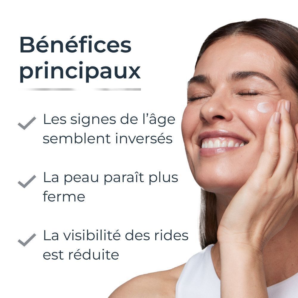 Femme touchant son visage. Texte: Les signes de l'âge semblent inversés, La peau paraît plus ferme, La visibilité des rides est réduite.