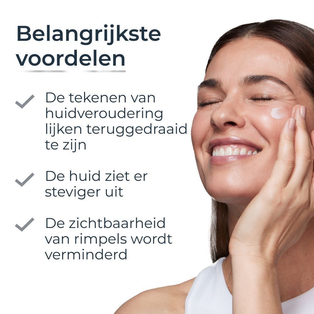 Vrouw raakt haar gezicht aan. Tekst: De tekenen van huidveroudering lijken teruggedraaid te zijn, De huid ziet er steviger uit, De zichtbaarheid van rimpels wordt verminderd.