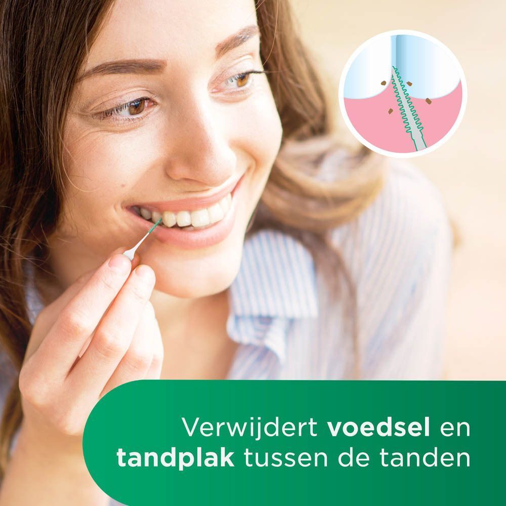 Vrouw gebruikt GUM® SOFT-PICKS® ORIGINAL M. Close-up van tanden en borstel. Tekst: Verwijdert voedsel en tandplak.