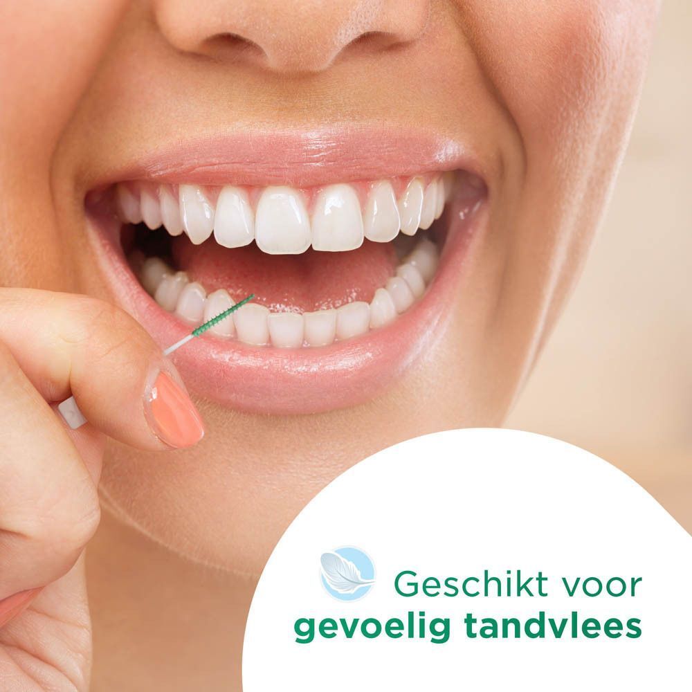 Vrouw gebruikt GUM® SOFT-PICKS®. Close-up van tanden en borstel. Tekst: Geschikt voor gevoelig tandvlees.