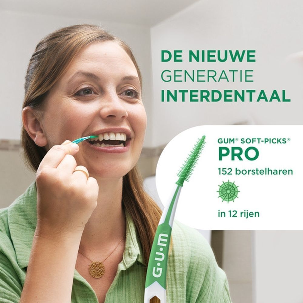 Vrouw gebruikt GUM® SOFT-PICKS® PRO. Product met groene borstelkop en witte handgreep. Tekst: 'De nieuwe generatie interdentale'.