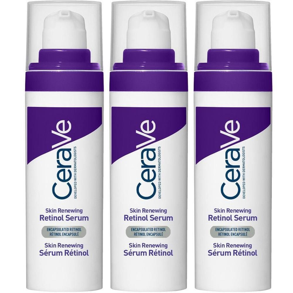 Drie flessen CeraVe Skin Renewing Retinol Serum. Witte, paarse en transparante verpakking.
