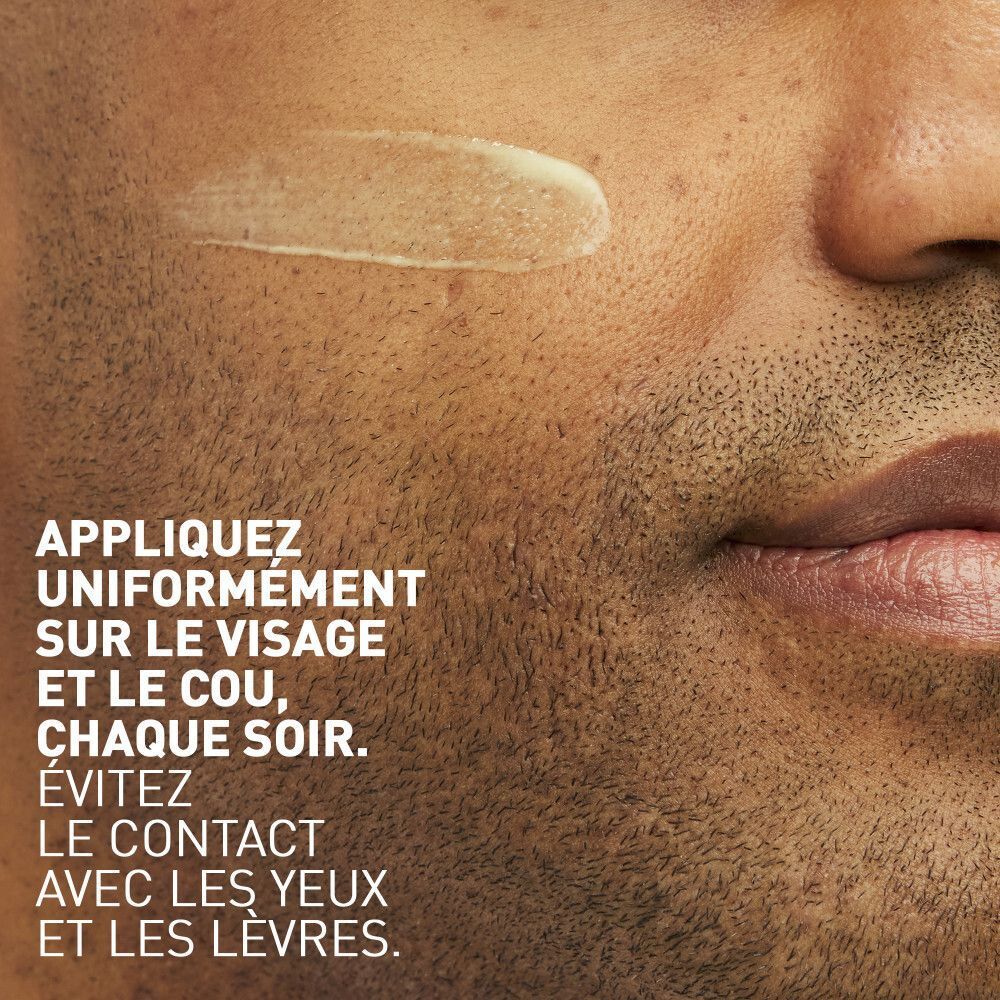 Gros plan d'un homme avec du sérum sur la peau. Texte : Appliquer uniformément sur le visage et le cou.