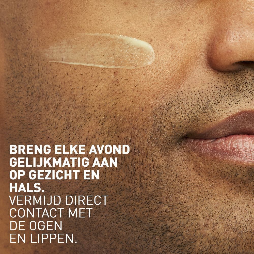 Close-up van een man met serum op de huid. Tekst: Breng gelijkmatig aan op gezicht en hals.