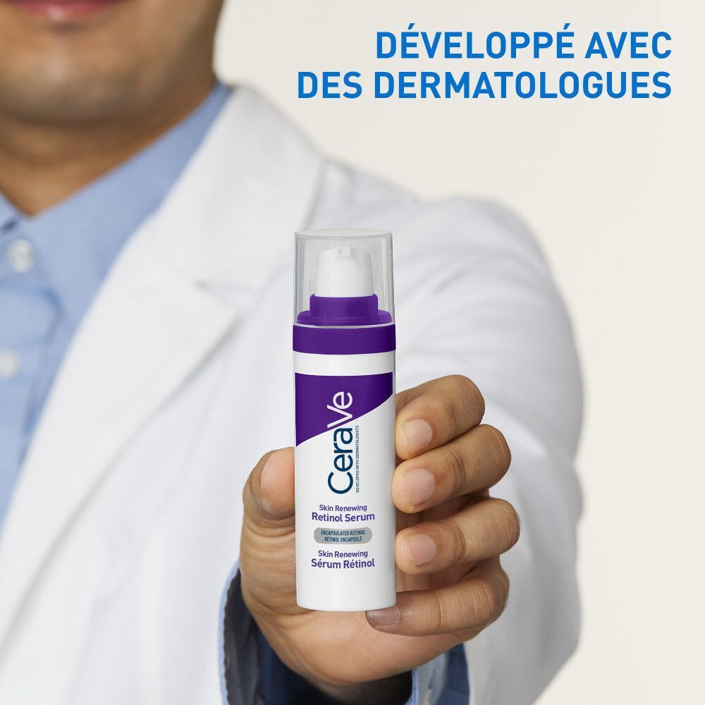 Une personne tient un flacon de sérum CeraVe Skin Renewing Retinol. Blouse blanche.