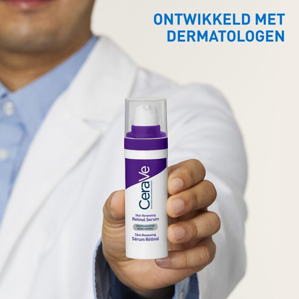 Een persoon houdt een flesje CeraVe Skin Renewing Retinol Serum vast. Witte jas.