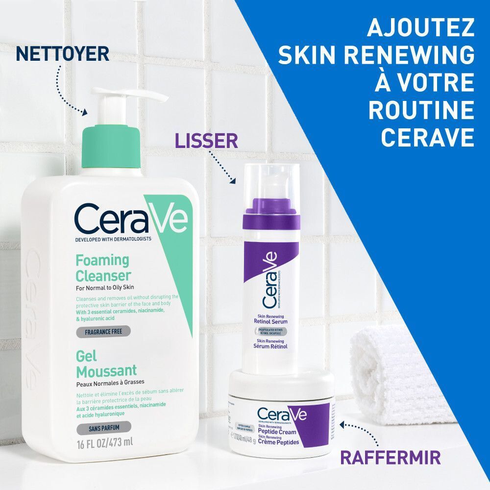 Produits CeraVe sur une surface. Foaming Cleanser, Sérum Rétinol et Crème Peptides.