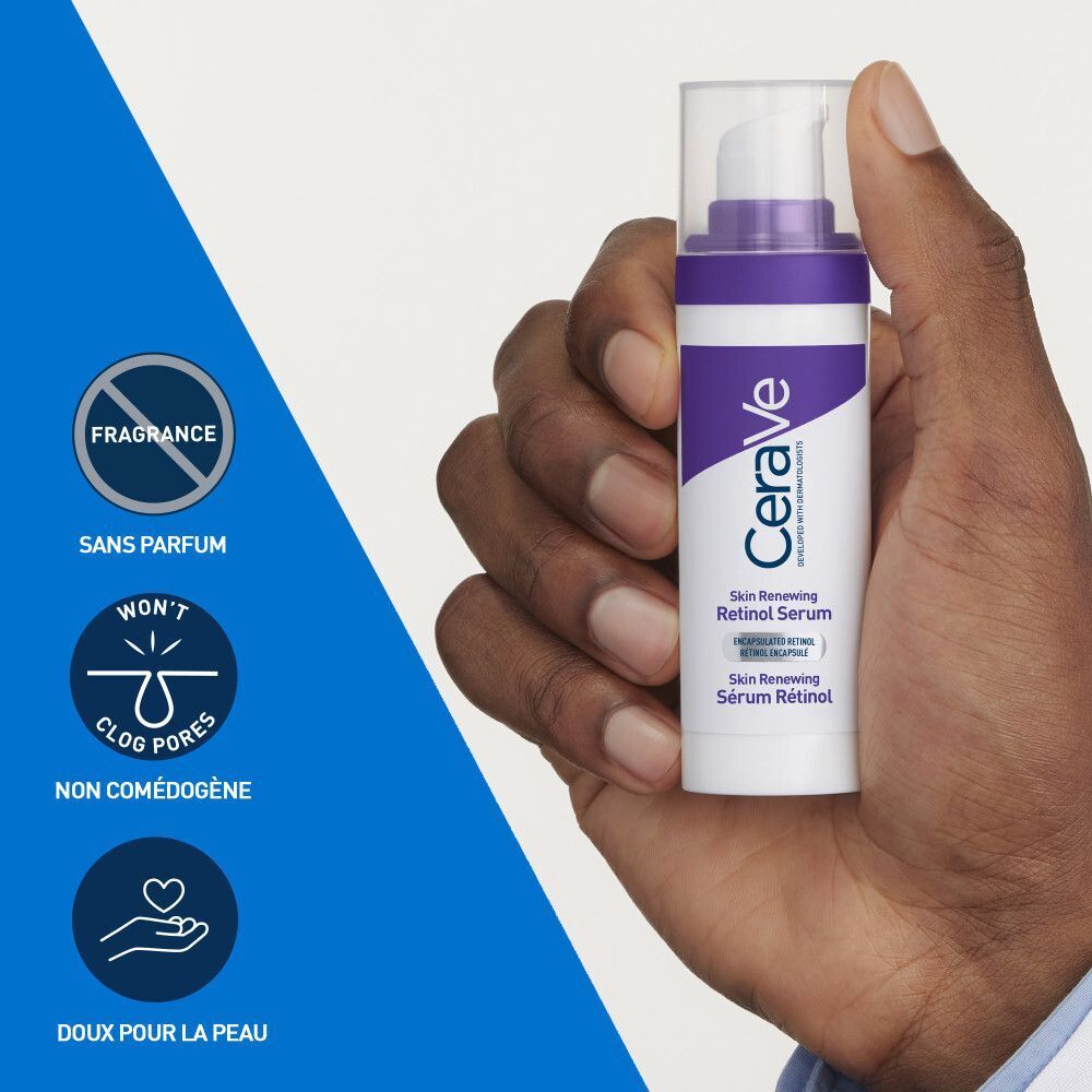 Personne tenant le sérum CeraVe Skin Renewing Retinol. Symboles : sans parfum, non comédogène, doux.