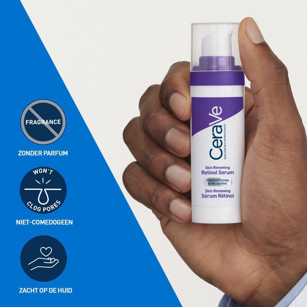 Persoon houdt CeraVe Skin Renewing Retinol Serum vast. Symbolen: parfumvrij, niet-comedogeen, zacht.