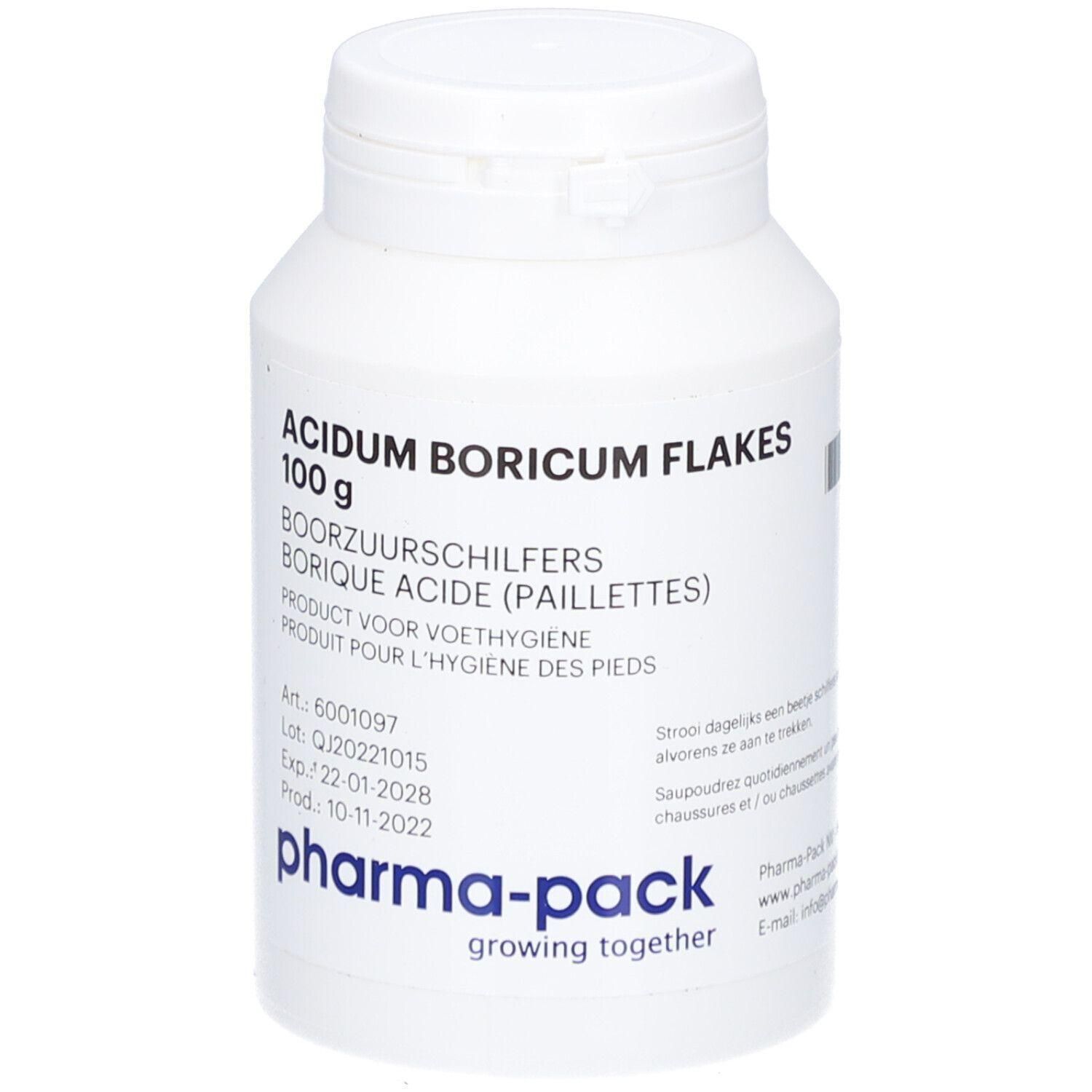 Witte fles met dop. Opschrift: Acidum Boricum Flakes, 100 g. Pharma-pack logo. Product voor voetverzorging.