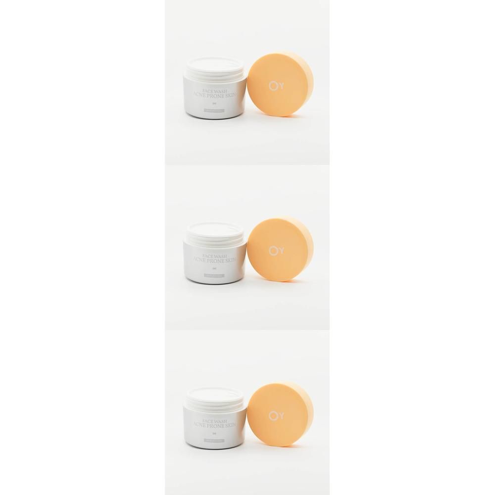 Récipient avec couvercle, à côté un couvercle rond. Un logo est visible sur le couvercle.