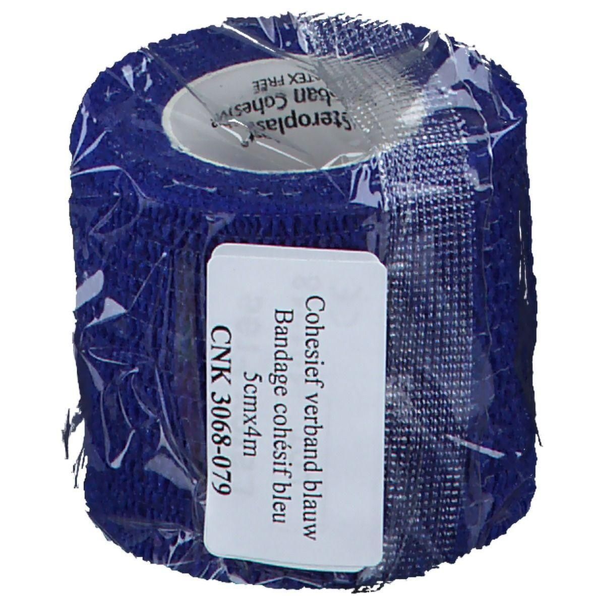 Blauwe, cohesieve bandage, opgerold en verpakt. Etiket met productinfo: 5cm x 4m. Merk Steroplast.