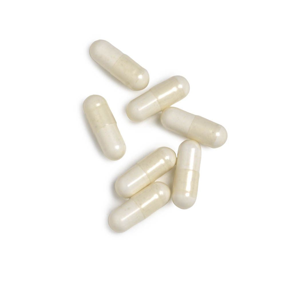 Zeven capsules op witte achtergrond. Capsules zijn transparant en bevatten poeder.