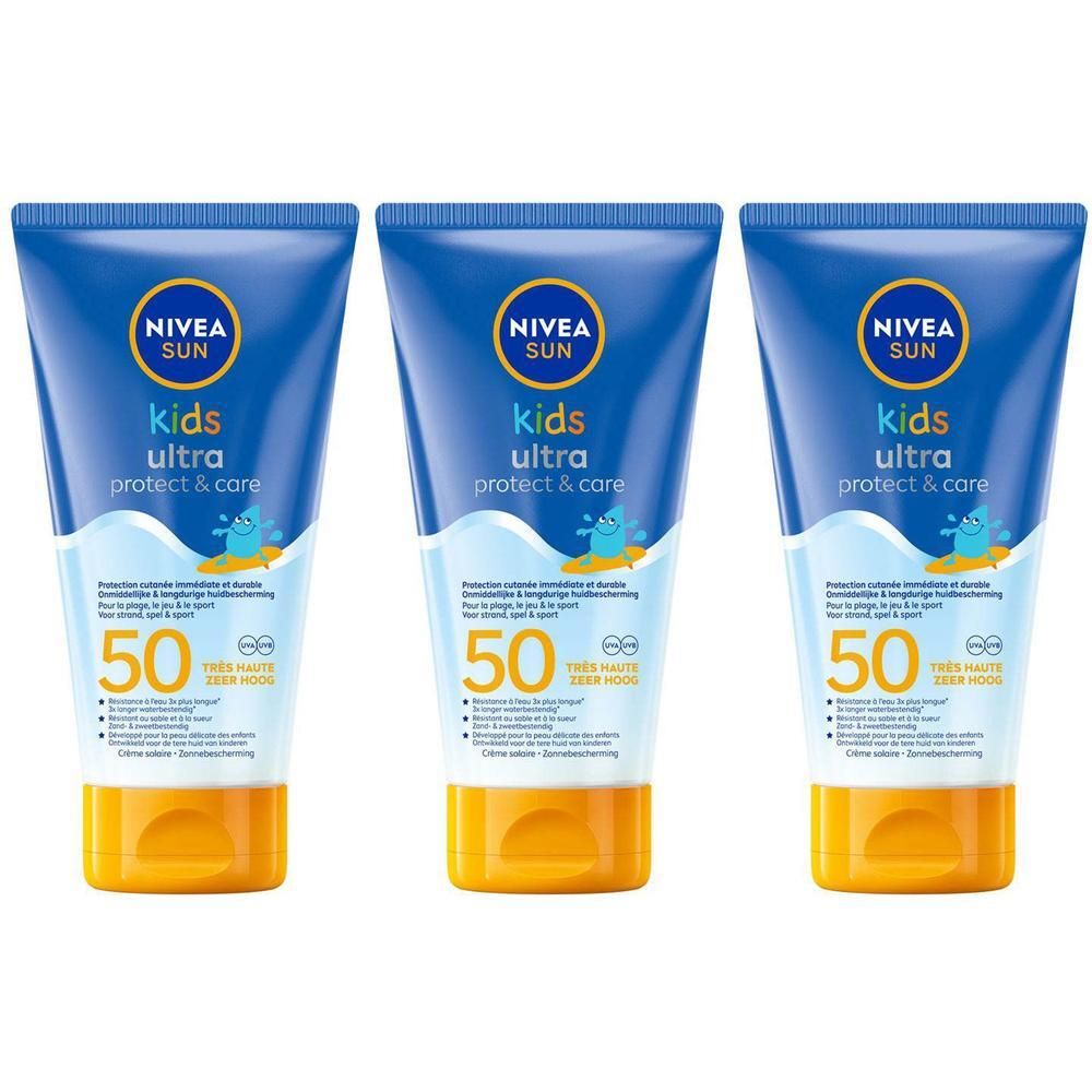 Drie tubes zonnecrème voor kinderen. Blauwe tube met gele dop. Opschrift: Nivea Sun Kids Ultra Protect & Care SPF50+.