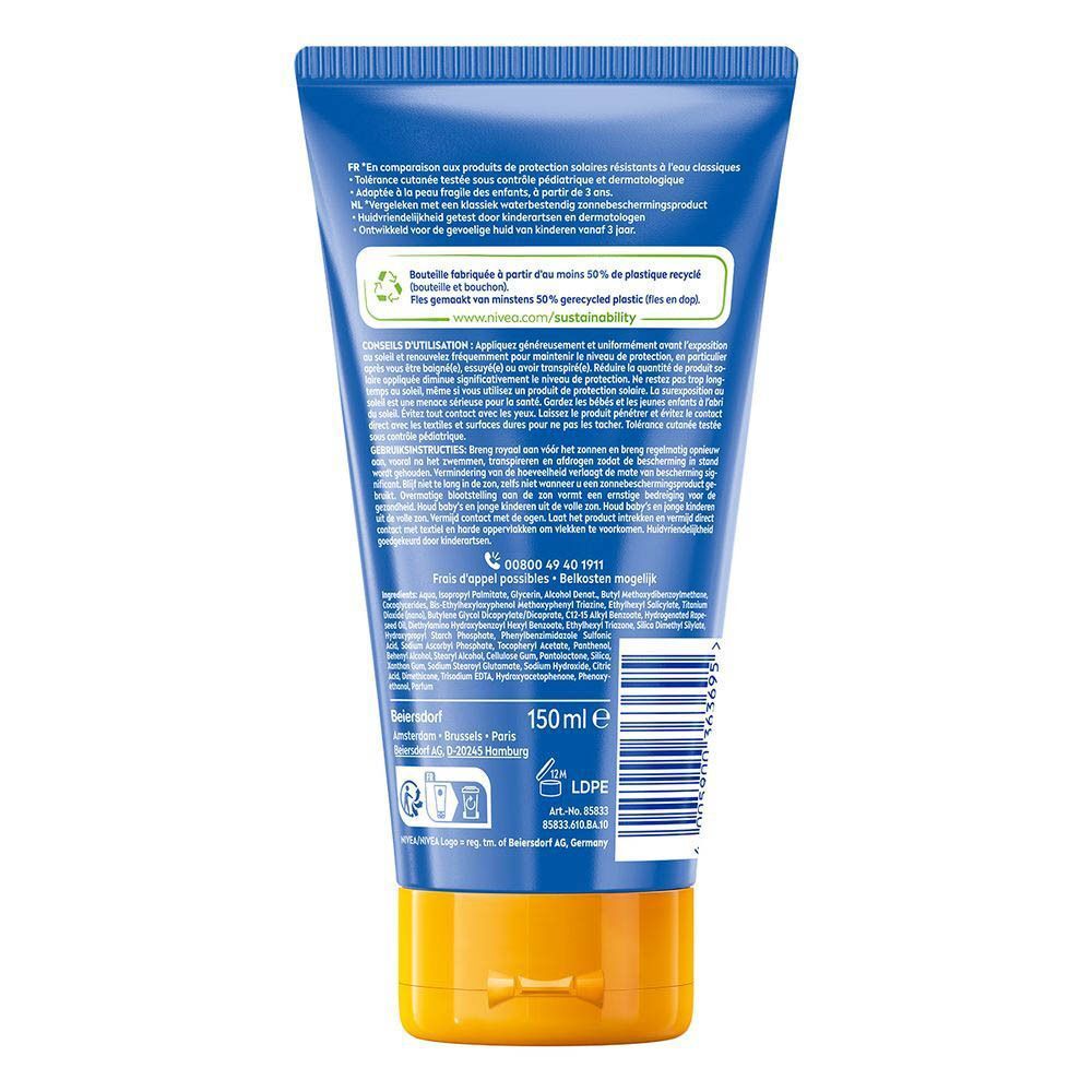 Achterkant van een tube zonnecrème. Blauwe tube met gele dop. Tekst in meerdere talen. Recyclinglogo.