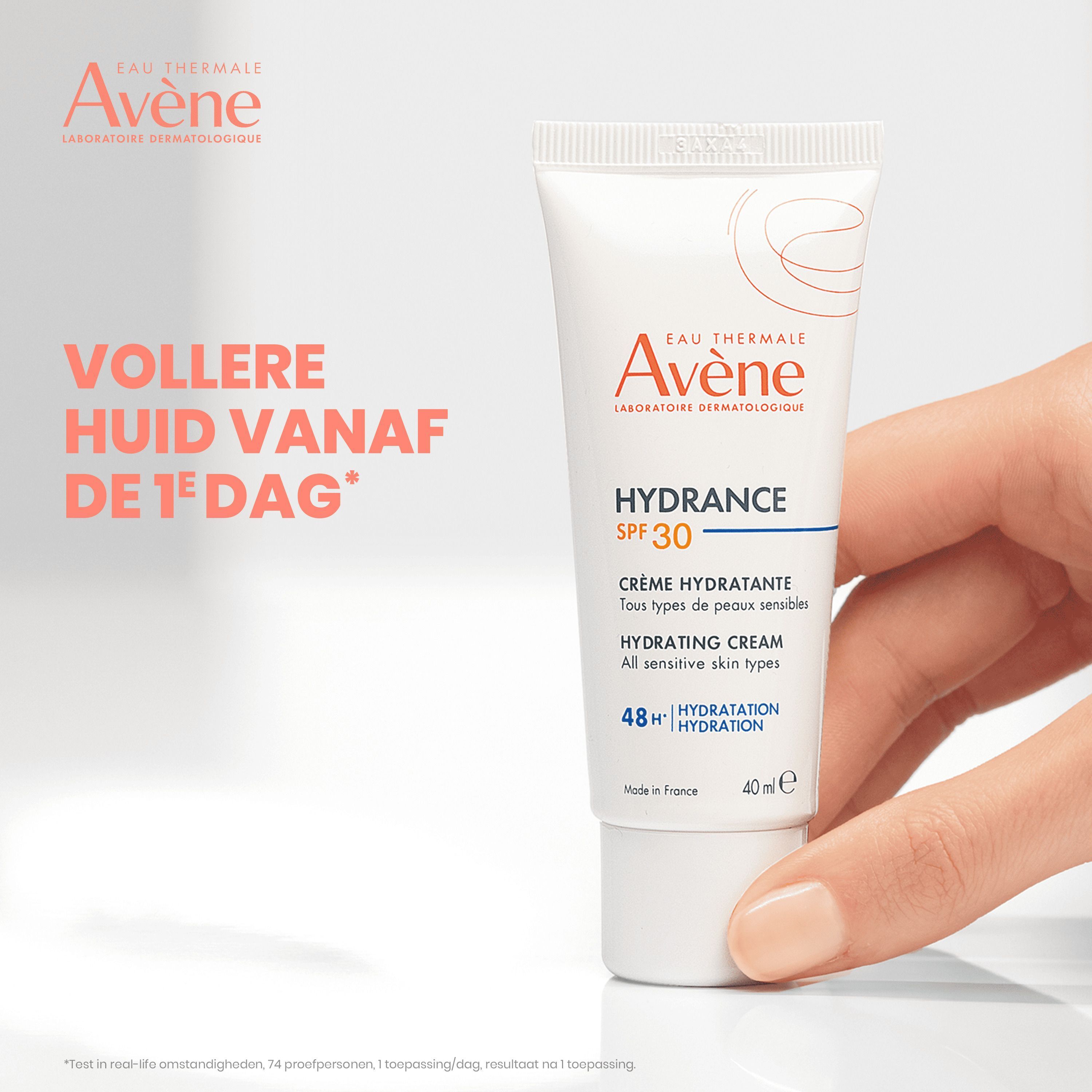 Hand houdt een tube Hydrance Crème Hydratante SPF30 vast. Tekst: Volle huid vanaf de 1e dag.