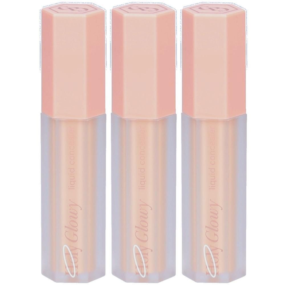 Drie concealerflesjes met roze doppen. Opschrift: Holy Glowy. Transparante containers met vloeibare inhoud.