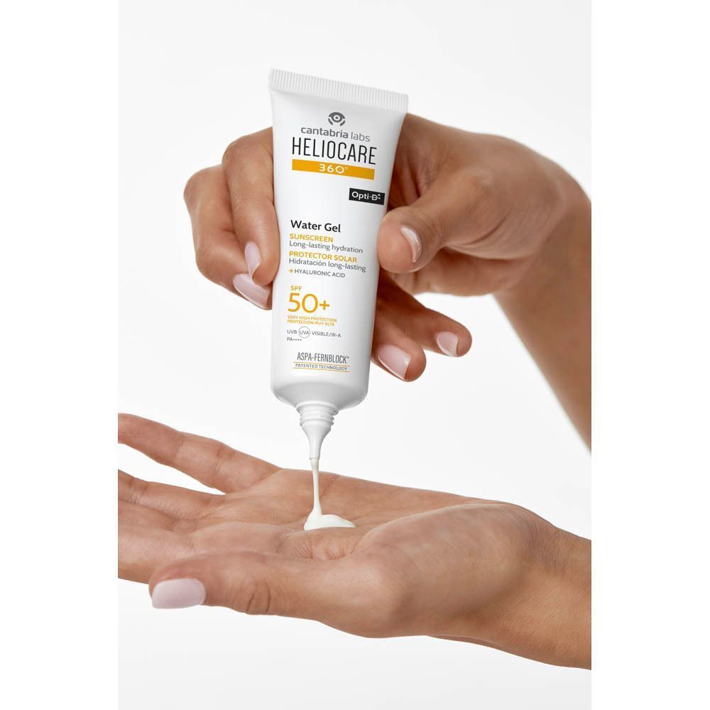 Heliocare 360° Water Gel SPF50+ sort du tube. Liquide blanc. Texte: Heliocare 360°, Water Gel, SPF50+.
