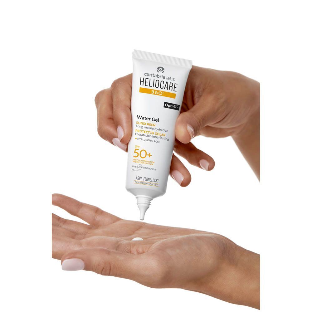 Heliocare 360° Water Gel SPF50+ sort du tube. Liquide blanc. Texte: Heliocare 360°, Water Gel, SPF50+.