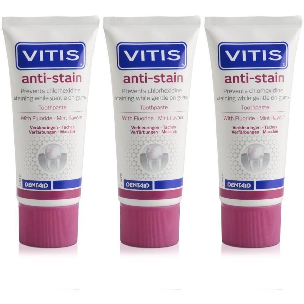 Drie tubes Vitis Anti-Stain tandpasta. Wit-roze tubes met blauwe tekst. Bevat fluoride en muntsmaak.