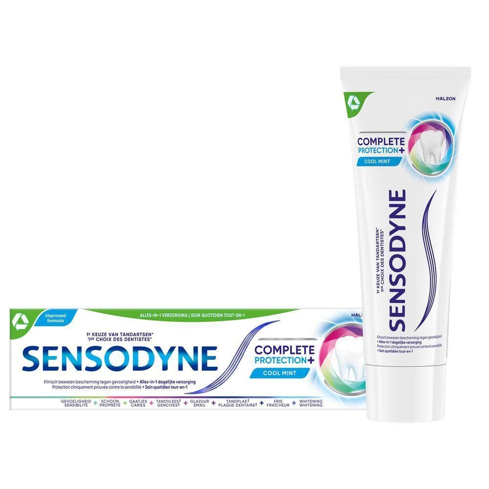 Tandpasta en verpakking van Sensodyne Complete Protection+. Tube en doos met productnaam en logo.