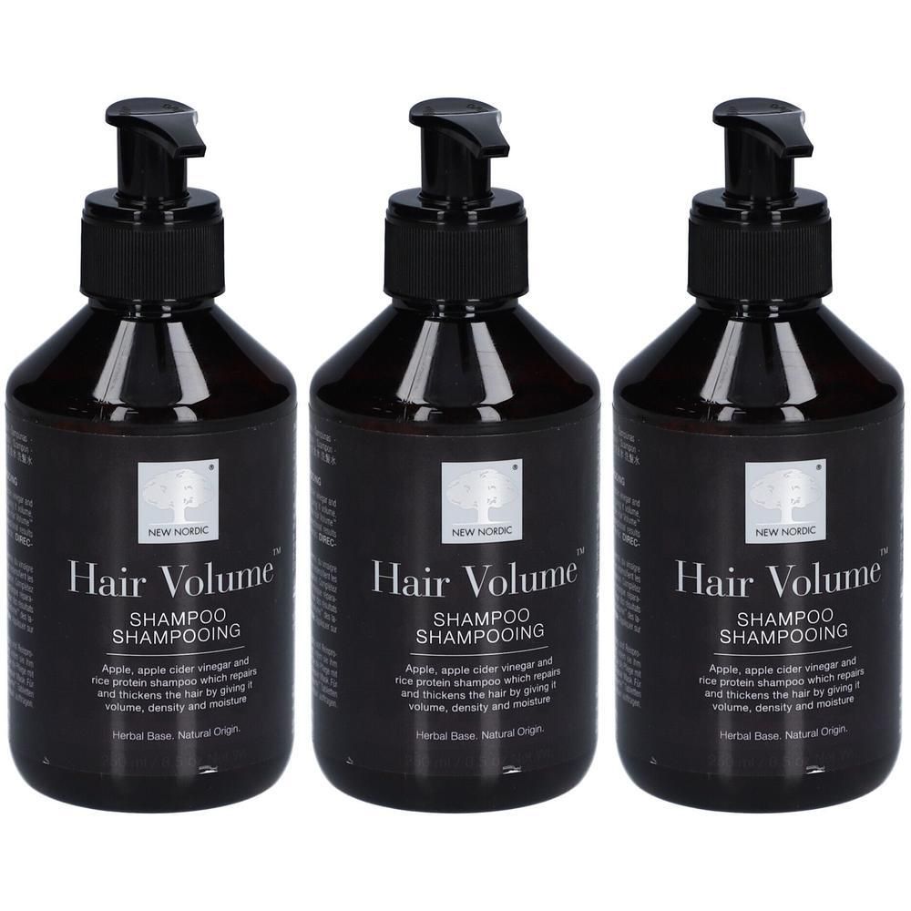 Trois flacons de shampooing New Nordic Hair Volume. Flacons noirs avec bouchon pompe noir. Texte: Hair Volume Shampooing.