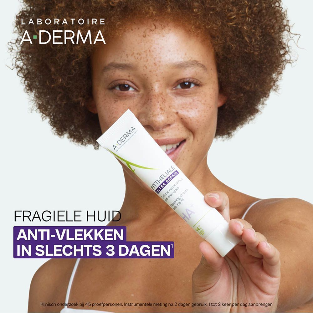 Vrouw houdt tube A-Derma Epitheliale Ultra Repair Crème vast. Tekst: Fragiele huid anti-vlekken in slechts 3 dagen.