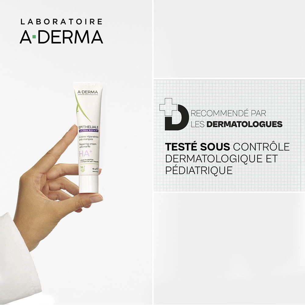 Main tenant un tube de crème A-Derma Epitheliale Ultra Repair. Texte: Testé sous contrôle dermatologique.