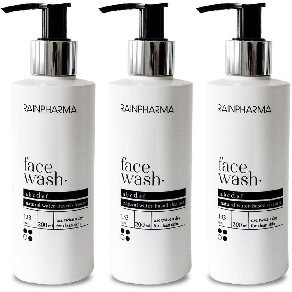 Drie witte flessen met zwarte pomp. Op elke fles staat "RAINPHARMA face wash" en andere informatie.
