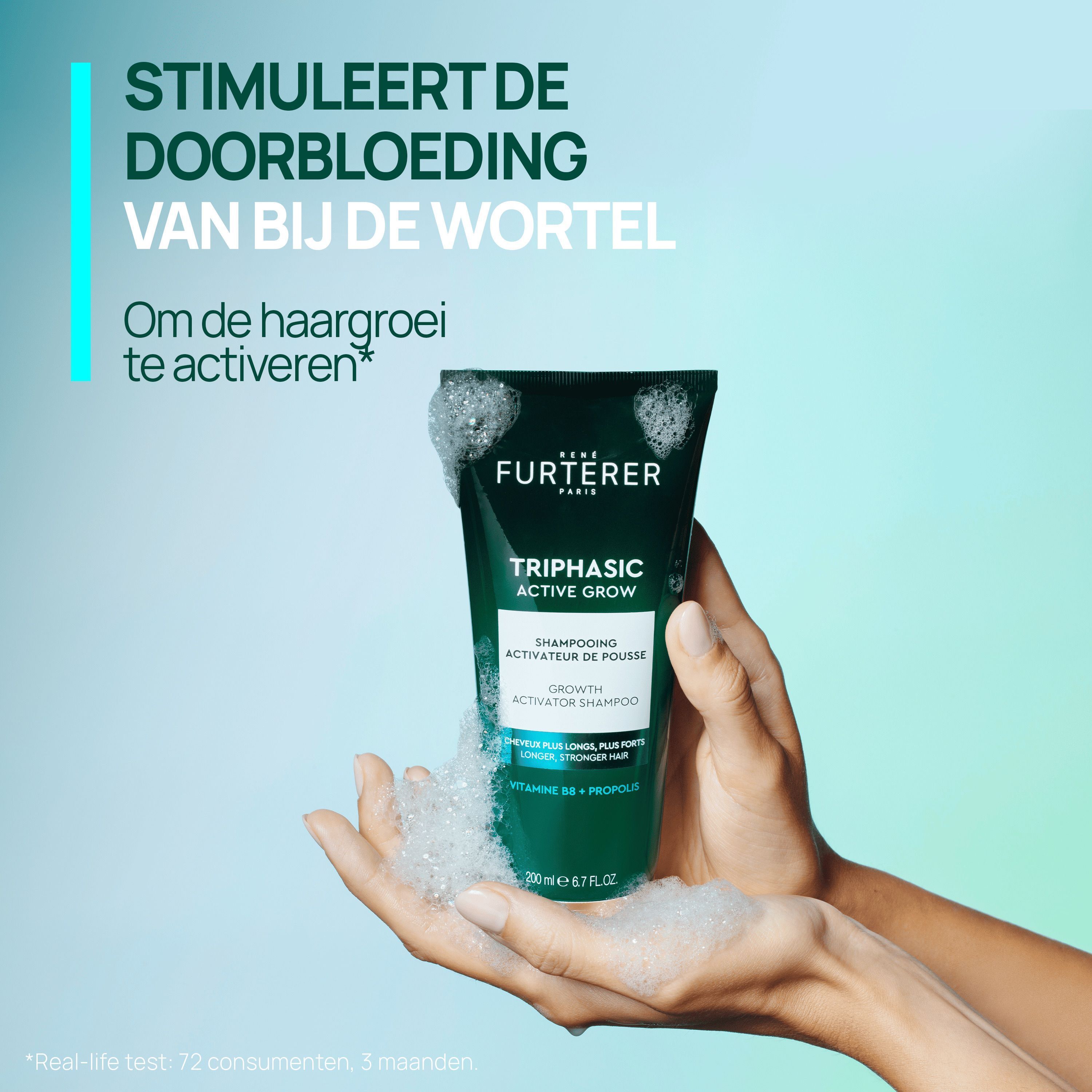 Hand houdt een shampoo tube vast. Tekst: Stimuleert de doorbloeding van bij de wortel. Om de haargroei te activeren.