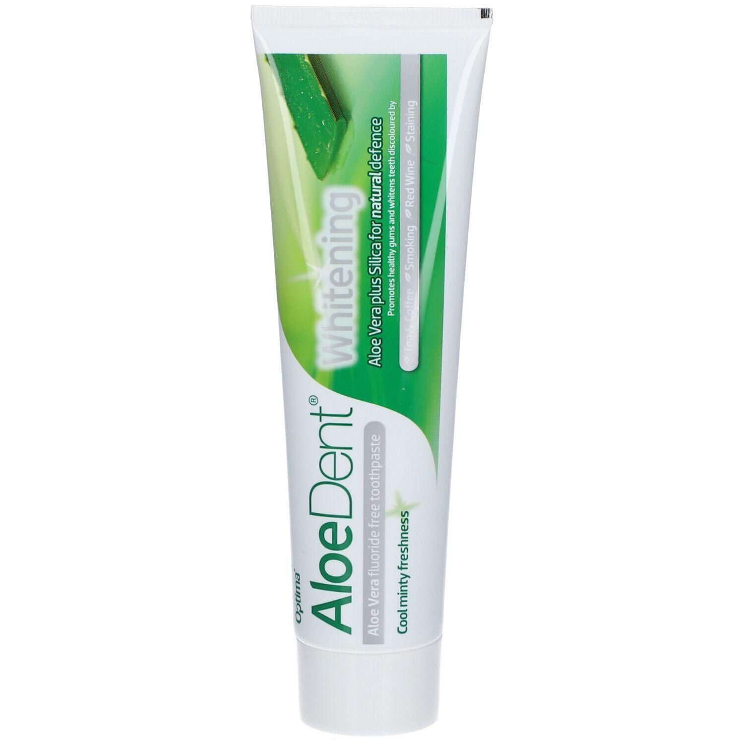Witte en groene tube tandpasta. Opschrift: AloeDent, Whitening, Aloe Vera. Natuurlijke ingrediënten.
