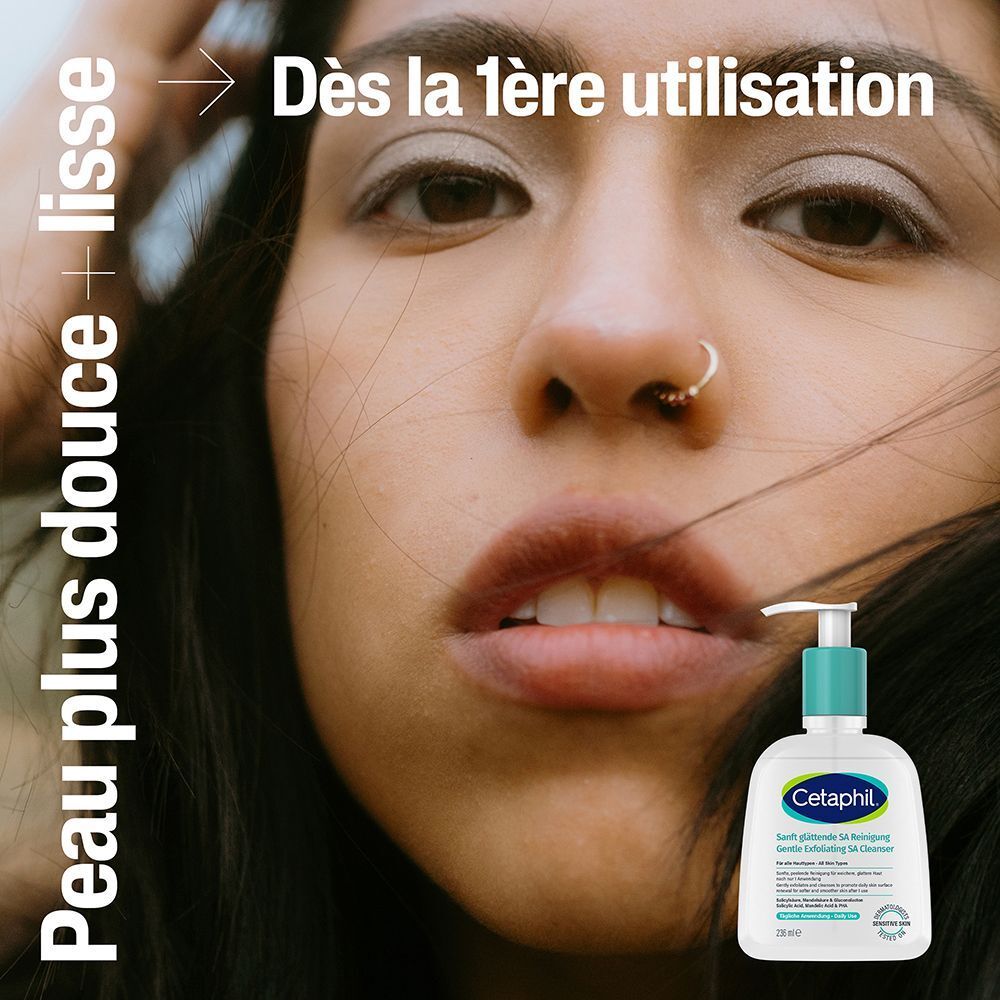 Femme avec piercing au nez et flacon de produit. Texte: Peau douce + lisse. Produit: Cetaphil® Nettoyant SA lissant doux.