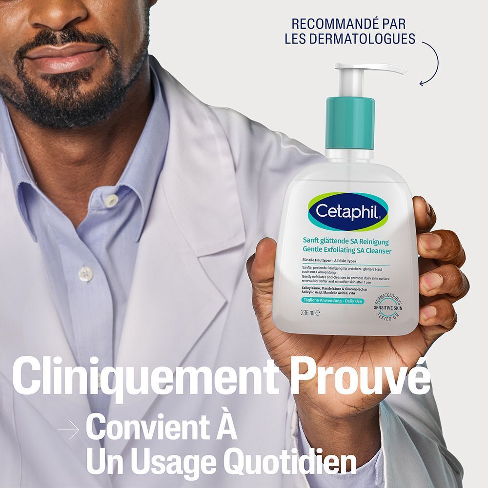 Médecin avec flacon de produit. Texte: Cliniquement prouvé, convient à un usage quotidien. Produit: Cetaphil® Nettoyant SA lissant doux.