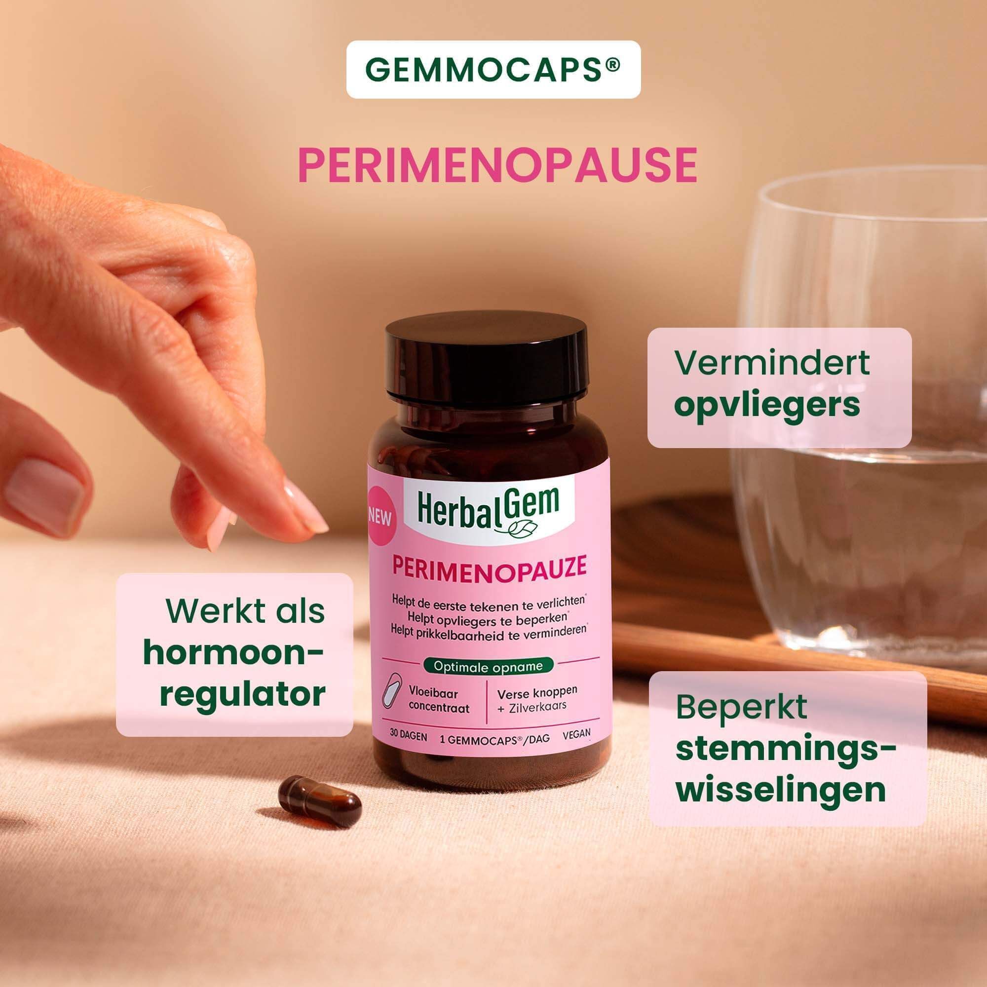 Fles HerbalGem Périménopause met capsule. Tekst: Werkt als hormoonregulator, vermindert opvliegers, beperkt stemmingswisselingen.