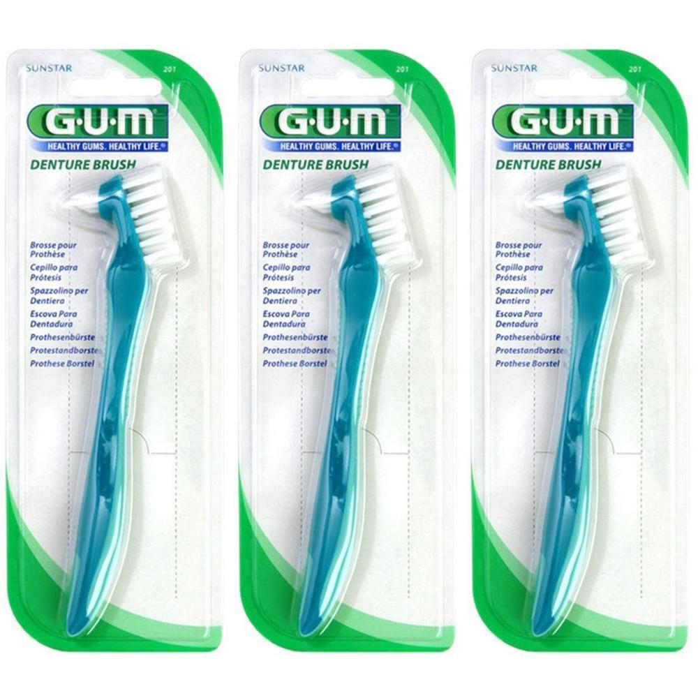 Trois brosses à prothèse GUM en emballage blister. Manche turquoise, tête de brosse blanche. Logo GUM et nom du produit sur l'emballage.