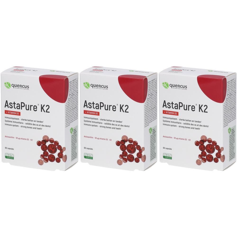 Trois boîtes de Quercus AstaPure K2 + Vitamine D3. Couvercles rouges, emballage blanc avec nom et logo du produit. Capsules représentées.