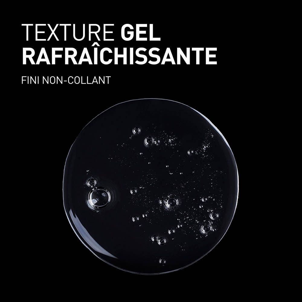 Gros plan sur une texture gel transparente sur fond noir. Texte: Texture Gel Rafraîchissante, Fini Non-Collant.