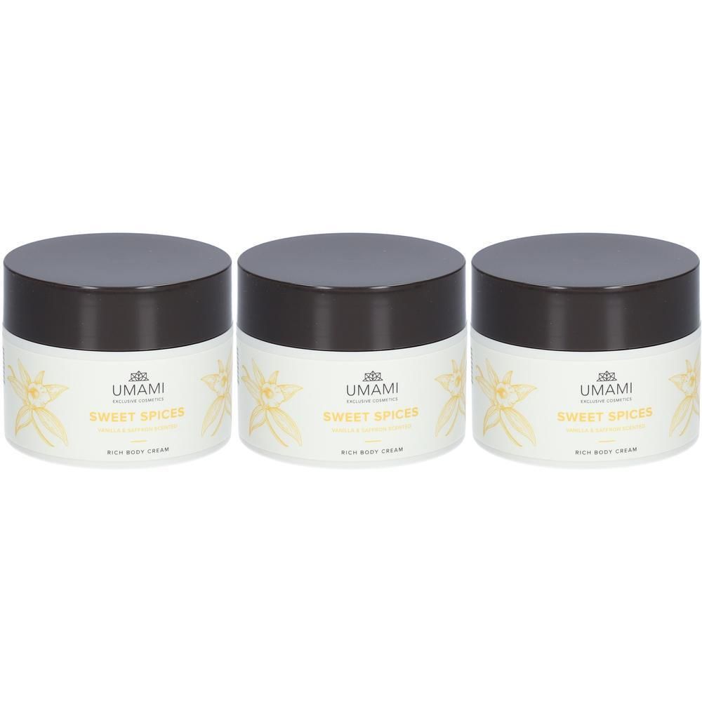 Trois pots de crème pour le corps UMAMI Sweet Spices. Récipients blancs avec couvercles marron. Inscription : UMAMI, Sweet Spices, Rich Body Cream.