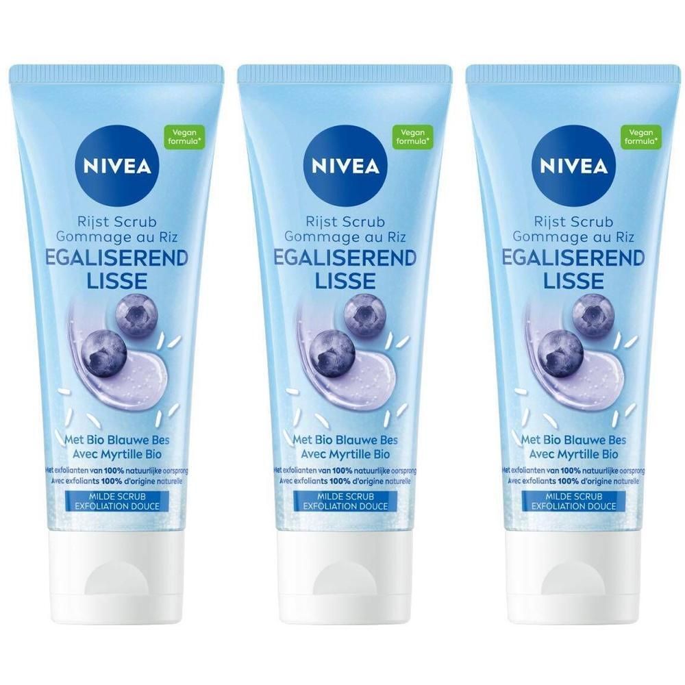 Drie tubes Nivea-scrub. Lichtblauwe verpakking met productnaam en afbeelding van bosbessen. Vegan-keurmerk.