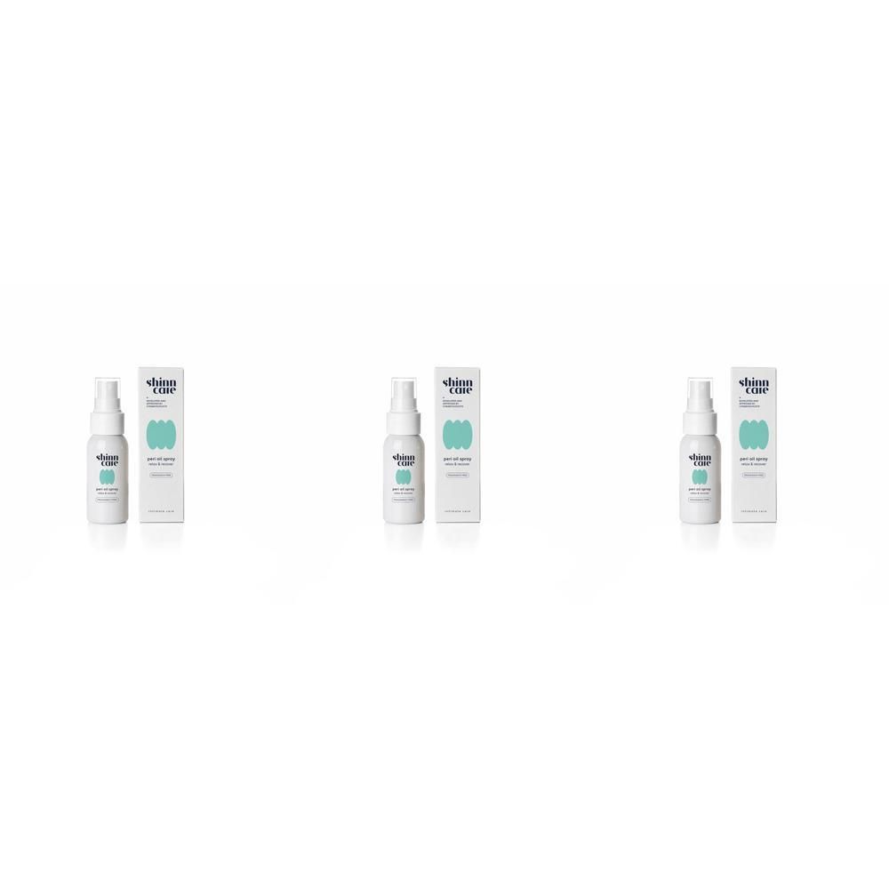 Trois flacons et boîtes. Les flacons sont blancs avec un vaporisateur. Les boîtes sont blanches avec des éléments turquoise.