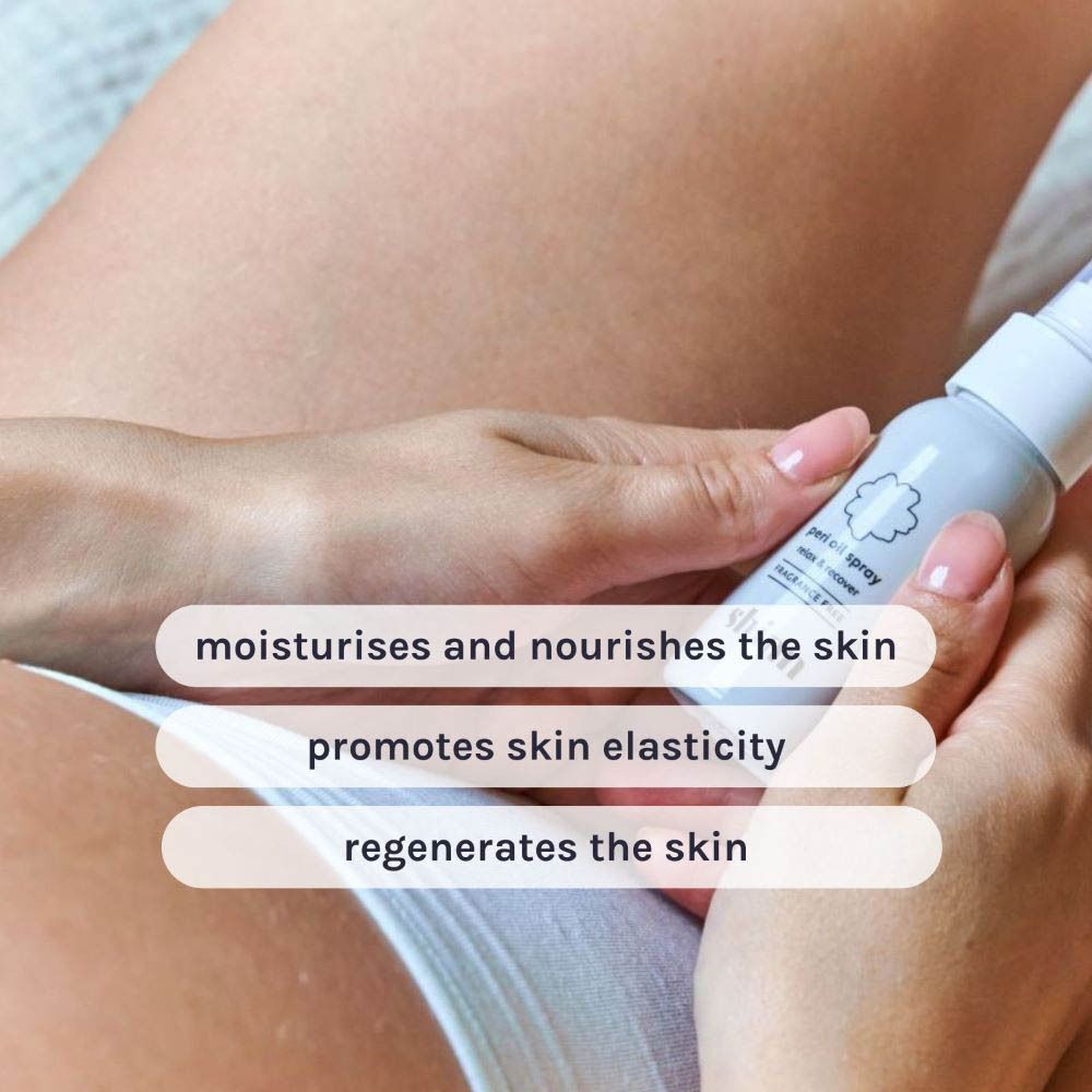 Une personne tient un flacon pulvérisateur blanc. Texte : hydrate et nourrit la peau, favorise l'élasticité de la peau, régénère la peau.