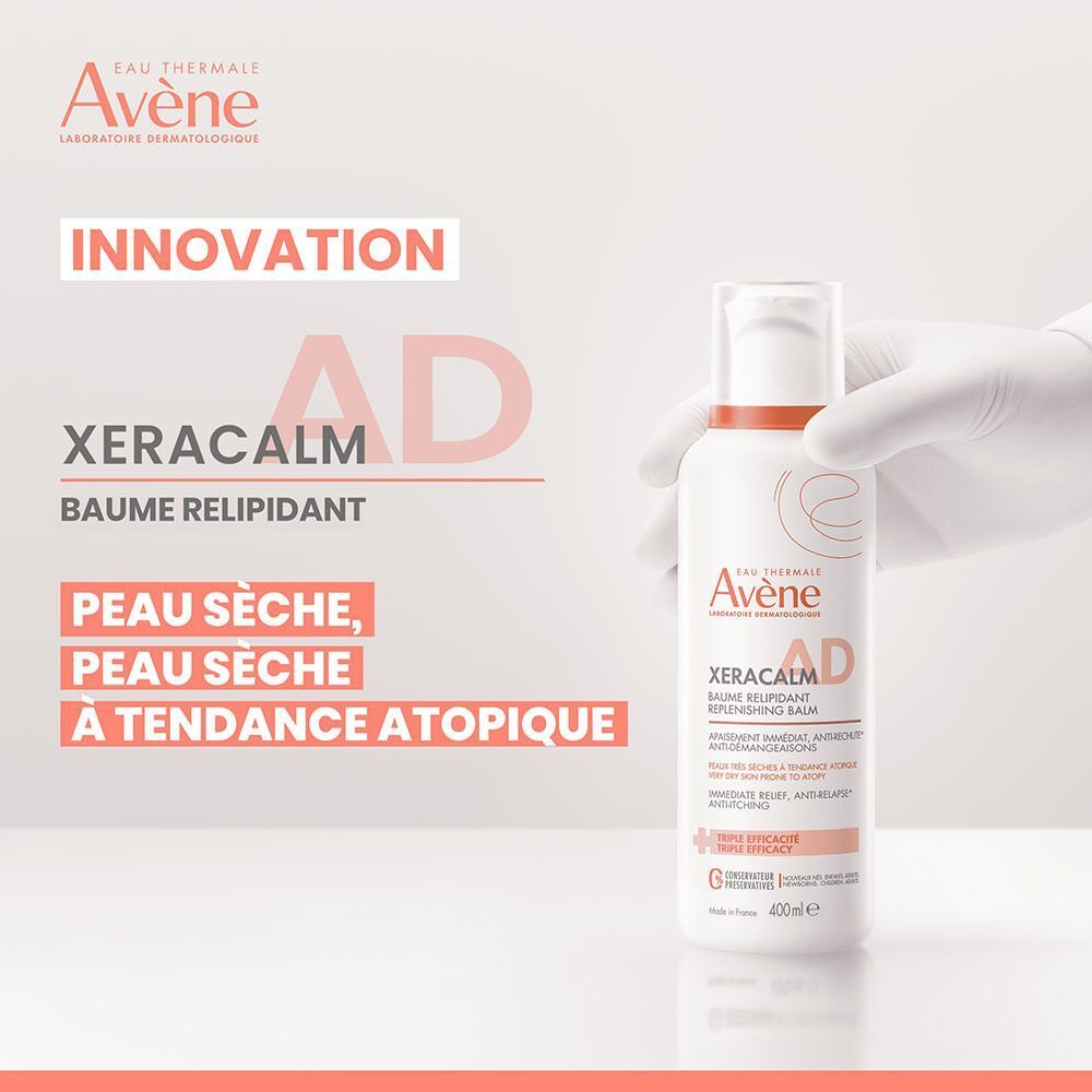 Une main gantée de blanc tient un flacon Avène Xeracalm A.D. Baume Relipidant. Texte sur l'image.