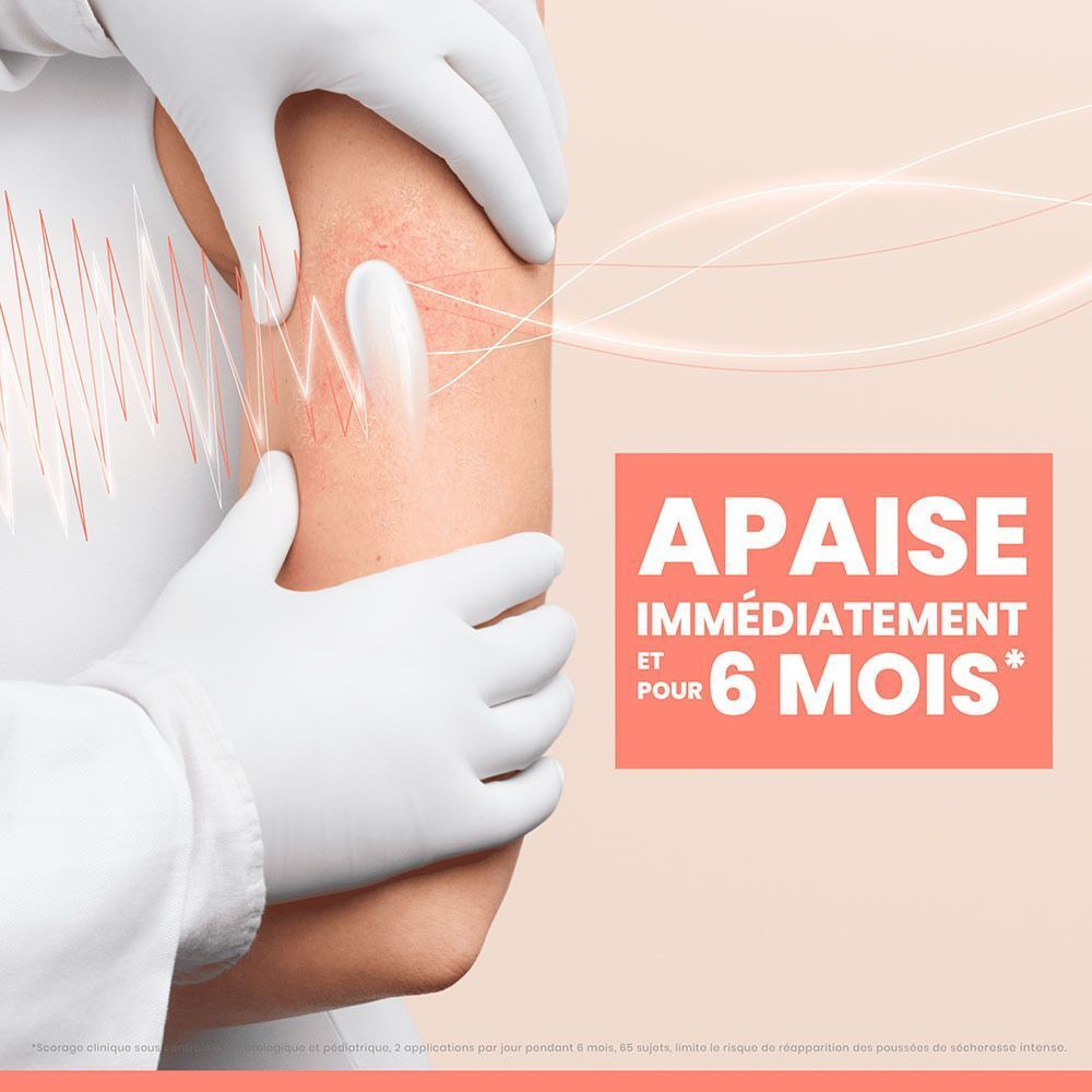 Une main gantée de blanc applique de la crème sur un bras. Texte sur l'image.