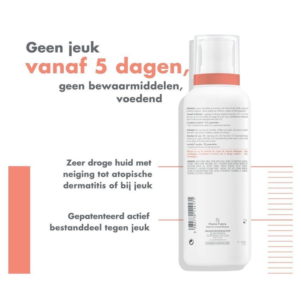 Een hand in een witte handschoen brengt crème aan op een arm. Tekst op de afbeelding.