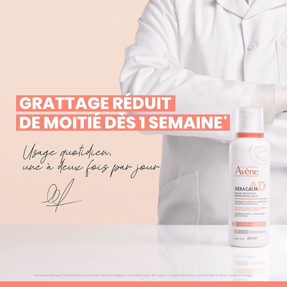 Une personne en blouse blanche. Un flacon Avène Xeracalm A.D. Baume Relipidant. Texte sur l'image.
