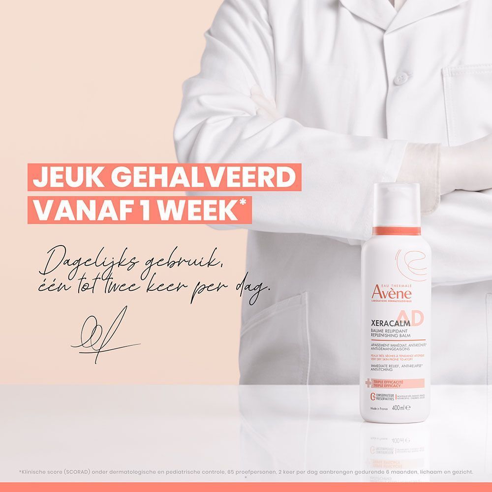 Een persoon in een witte laboratoriumjas. Een fles Avène Xeracalm A.D. Baume Relipidant. Tekst op de afbeelding.