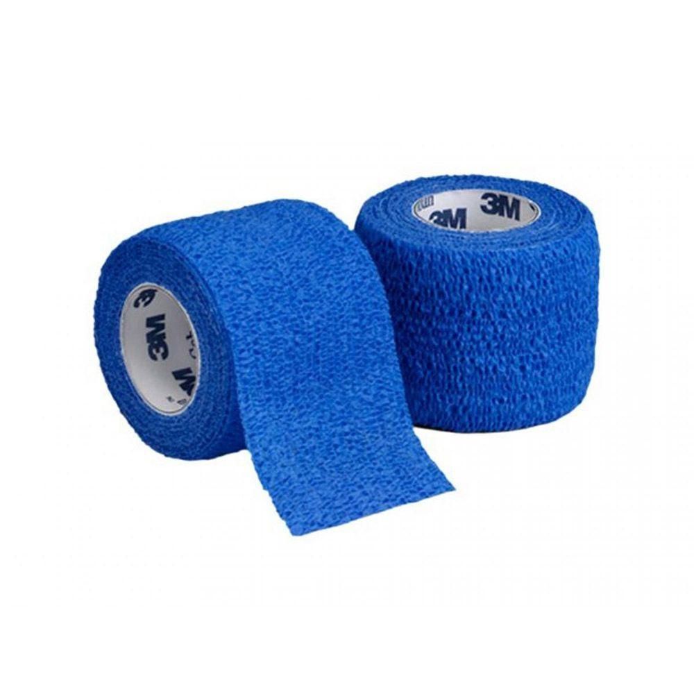 Deux rouleaux de bandage bleu cohésif. Le logo "3M" est visible sur les rouleaux.