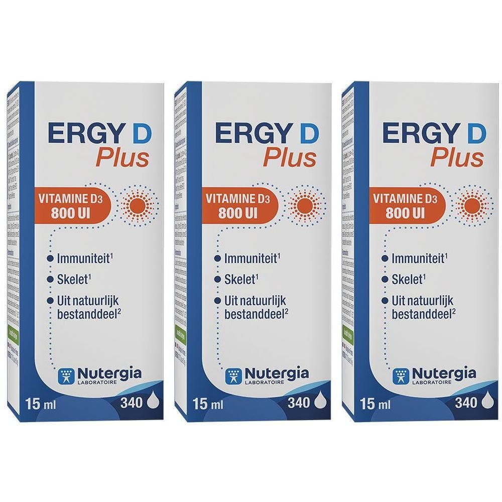 Drie identieke dozen. Opschrift: ERGY D Plus, Vitamine D3 800 UI. Merk: Nutergia. Inhoud: 15 ml.