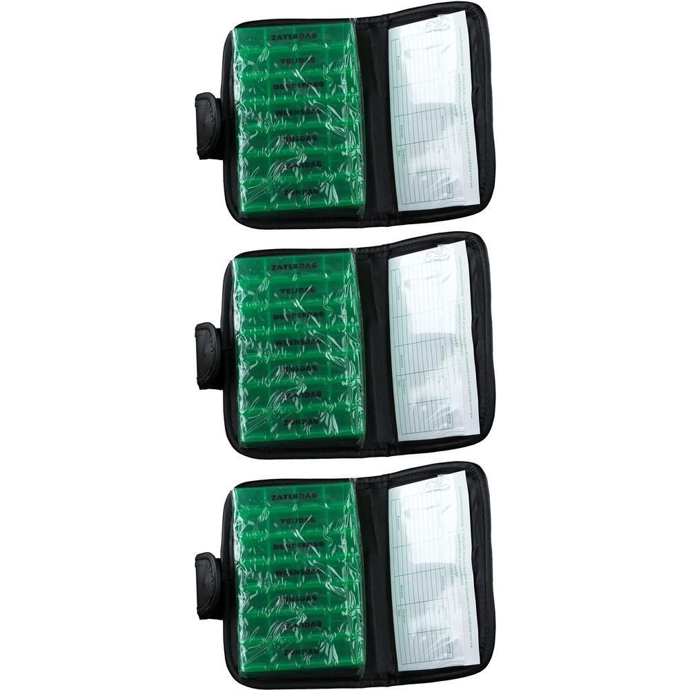 Drie groene pillendoosjes in zwarte etuis. Elke doos bevat tabletten. Witte vellen ernaast.